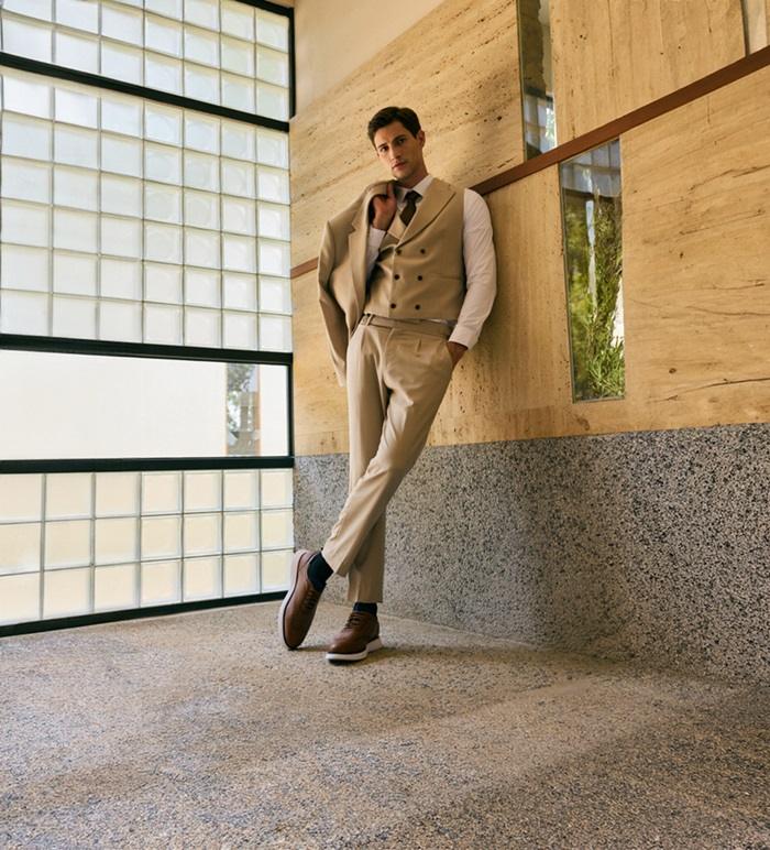 What Color Shoes With Tan Suit